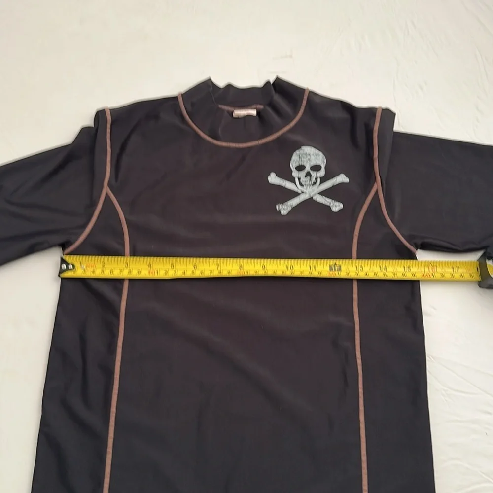 Mossimo black with white skull graphic short sleeve rash guard